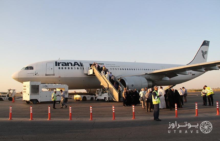 تصویری از یک هواپیمای ایران‌ایر در باند فرودگاه و جمعیت درحال سوار شدن